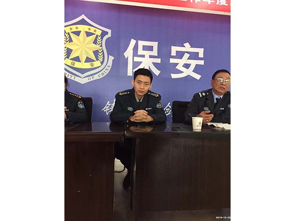 新當選的工會委員、公司副總經(jīng)理姚毅在主席臺上