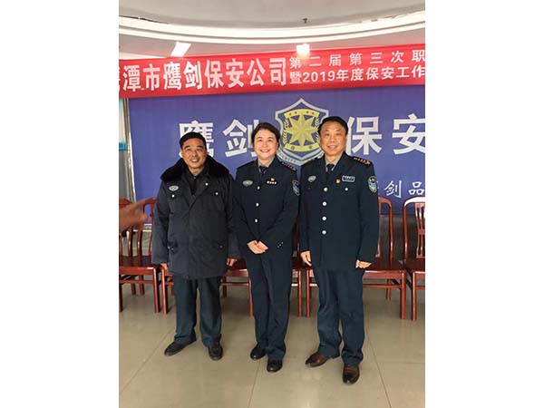 黨支部書記李鶴國、工會主席徐玉英與老同志代表姜香保在會場合影