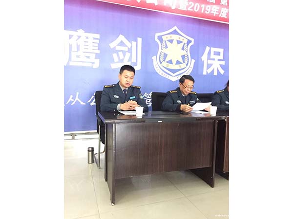 新當選的工會委員、公司副總經(jīng)理李丹在主席臺上