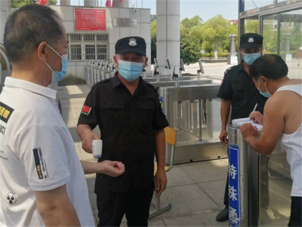 疫情防控—2022年7月24日活動日當天，公司總經(jīng)理親自到多個學校服務網(wǎng)點督促保安員認真落實疫情防控措施。