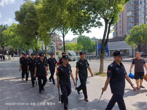 公共場所巡邏—為響應公安機關(guān)號召，我公司積極參與公安機關(guān)夏季治安打擊整治“百日行動”，派出保安巡邏隊，冒著酷暑，深入社區(qū)走向街面、集市巡邏，為創(chuàng)造安全穩(wěn)定的社會環(huán)境履職盡責。